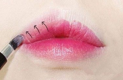 一個女人下嘴脣比較厚會怎樣